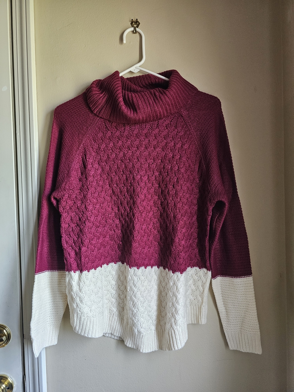 Cozy Two-Tone Turtleneck Sweater - Wine & Cream